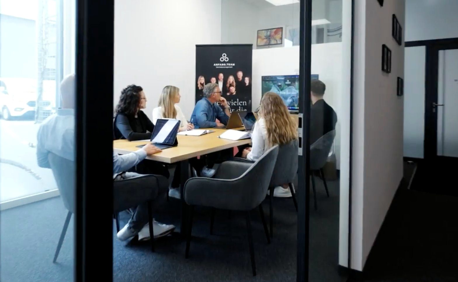 anfang.team im Meetingraum – Website & Projektmanagement